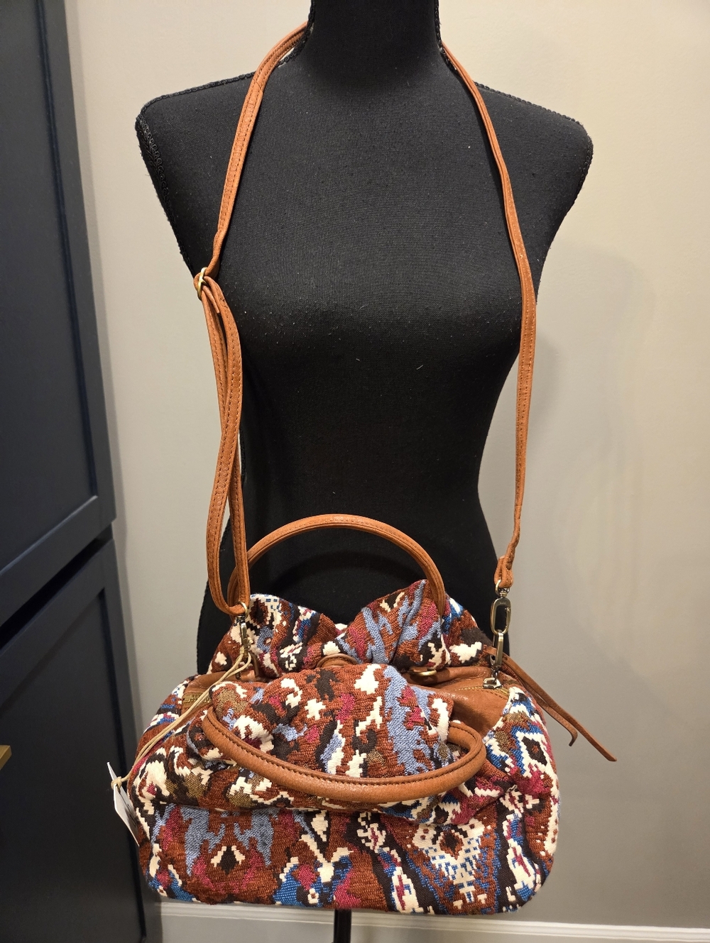 HOBO Darling Handbag Damask Tapestry - Zip Closure With Hidden Magnet, Chic NWT